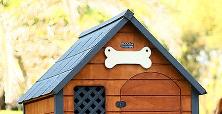Ahşap köpek kulübesinde shingle çatı ve saçak Ahşap köpek kulübesinde shingle çatı ve saçak
