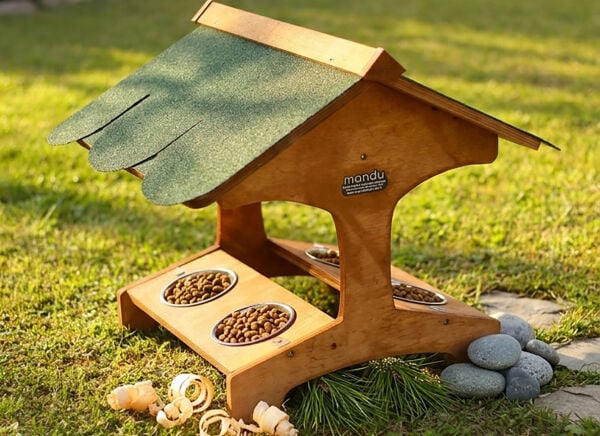 MANDU Dış Mekân Kedi Köpek Mama İstasyonu – Sokak Hayvanları için Çatılı Ahşap Mama Standı