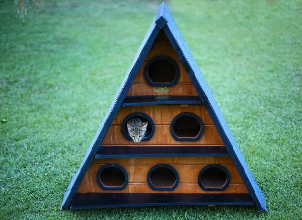 ''MANDU” Ahşap Üçgen Kedi Evi (Büyük Boy)